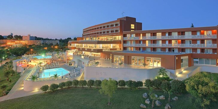 4* hotel v Poreči na Istrii: 100 m od pláže, all inclusive, bazény, sport a zábava pro malé i velké
