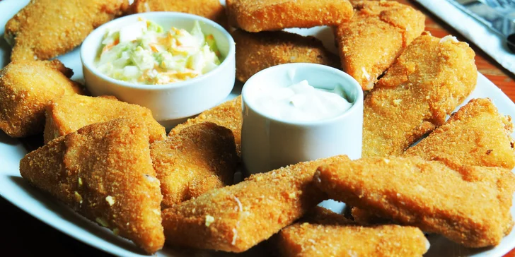 Půl kila smažených sýrů s coleslaw salátkem, tatarkou a pečivem