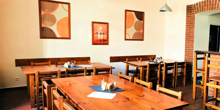 Půl kila smažených sýrů s coleslaw salátkem, tatarkou a pečivem