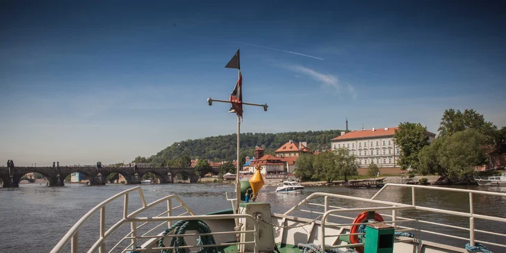 Okouzlující hodinová plavba po Vltavě s nápoji pro děti i dospělé