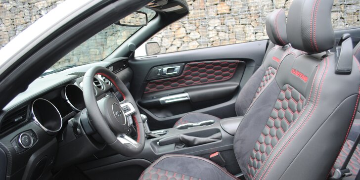 Ford Mustang 3.7 V6 Cabrio k zapůjčení na 6, 12 nebo 24 hodin