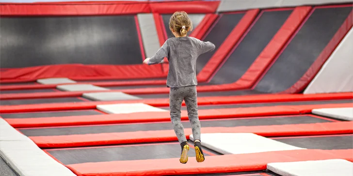 Hodina skákání v Jump Academy Olomouc: trampolíny, ninja dráha, parkour zóna i 9D kino