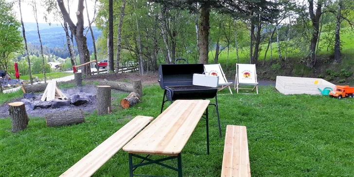 Relax pro 2–6 osob v apartmánu v Krušných horách: bazén, ohniště i dětské hřiště s trampolínou