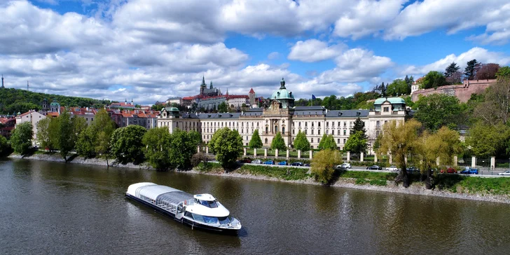 Velká vyhlídková plavba Prahou: 2 hodiny na palubě lodi pro dospělé i děti