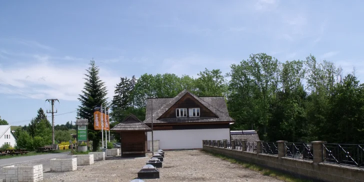 Pohodový pobyt pod Hostýnem: hotel na sjezdovce, polopenze, bazén, bowling i squash