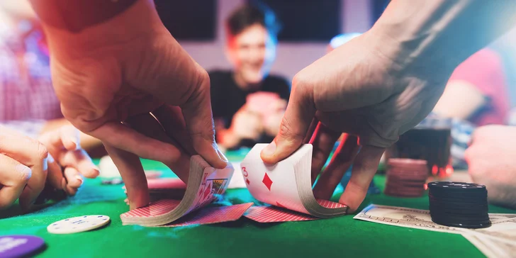 Vyhrávejte všechny sázky: online pokerová škola pro začátečníky