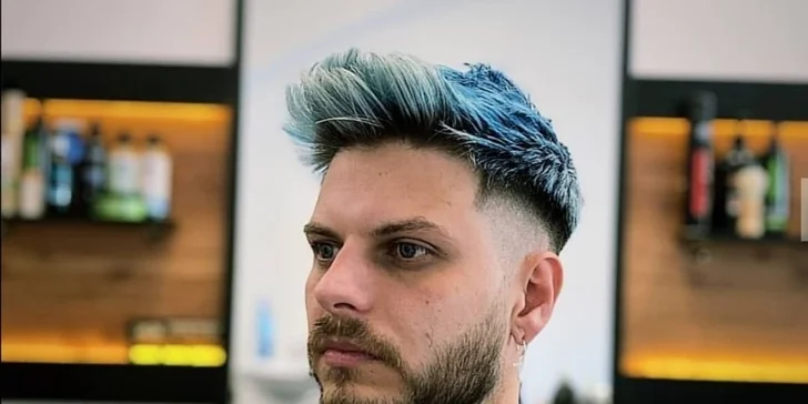 Módní pánský střih či úprava vousů v tradičním barber shopu
