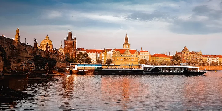 Velká vyhlídková plavba Prahou: 2 hodiny na palubě lodi pro dospělé i děti
