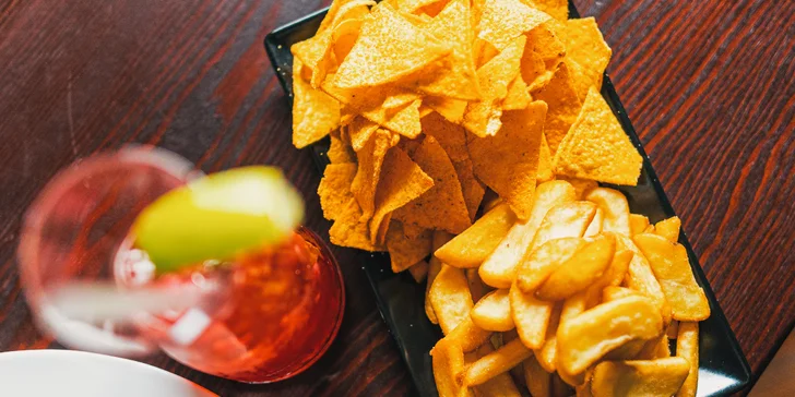 Bašta pro dva: hovězí burger, hranolky, nachos a cibulové kroužky, tři omáčky i domácí limonáda