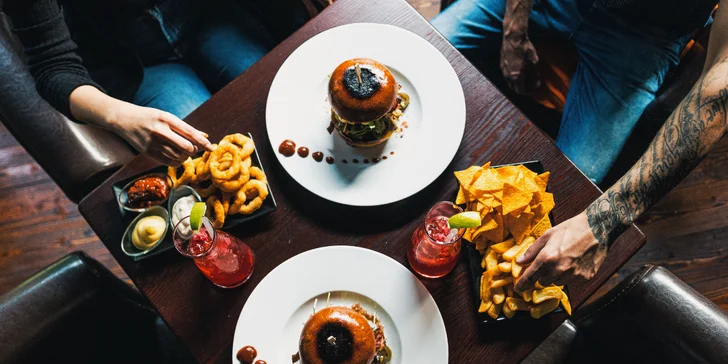 Bašta pro dva: hovězí burger, hranolky, nachos a cibulové kroužky, tři omáčky i domácí limonáda