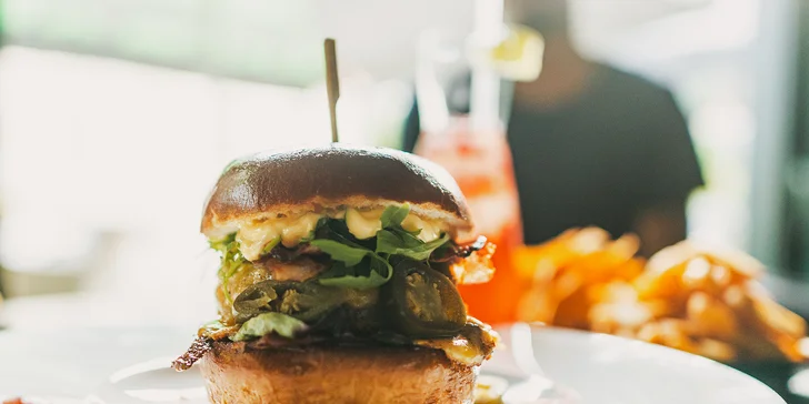 Bašta pro dva: hovězí burger, hranolky, nachos a cibulové kroužky, tři omáčky i domácí limonáda