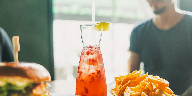 Bašta pro dva: hovězí burger, hranolky, nachos a cibulové kroužky, tři omáčky i domácí limonáda