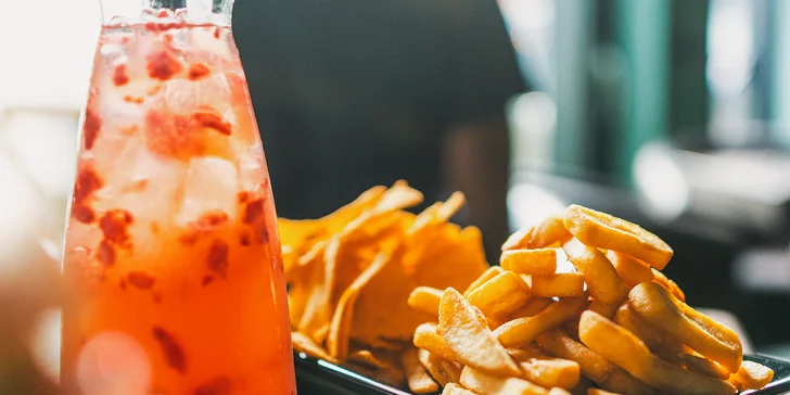 Bašta pro dva: hovězí burger, hranolky, nachos a cibulové kroužky, tři omáčky i domácí limonáda