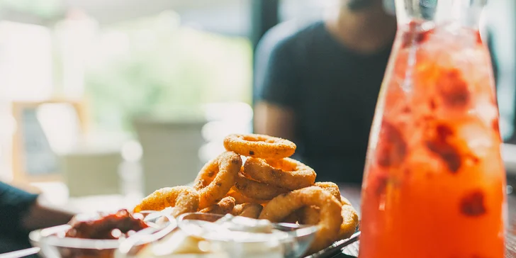 Bašta pro dva: hovězí burger, hranolky, nachos a cibulové kroužky, tři omáčky i domácí limonáda