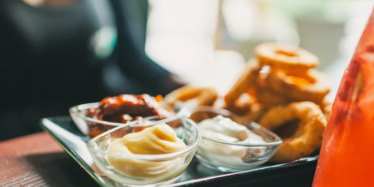 Bašta pro dva: hovězí burger, hranolky, nachos a cibulové kroužky, tři omáčky i domácí limonáda