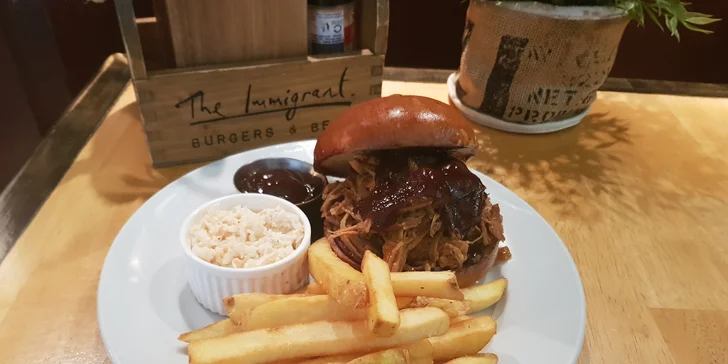 Pořádná bašta pro dva: burger z českého masa, košík domácích hranolků, coleslaw a lívance