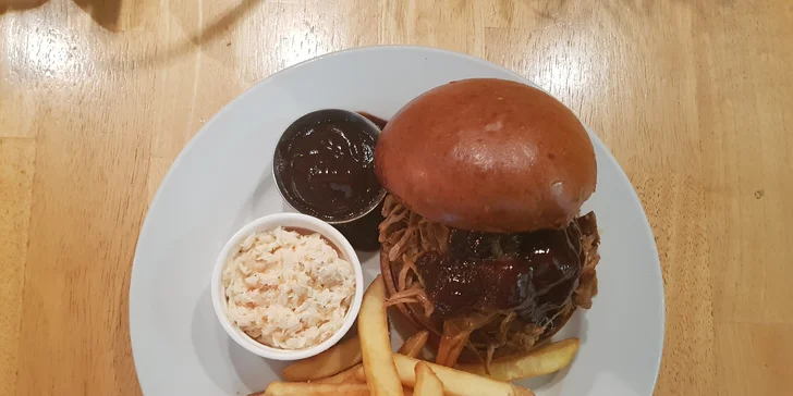 Pořádná bašta pro dva: burger z českého masa, košík domácích hranolků, coleslaw a lívance