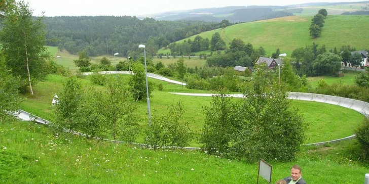 Letní sáňkařská dráha na německé straně Krušných hor: 3, 6 nebo 12 lístků