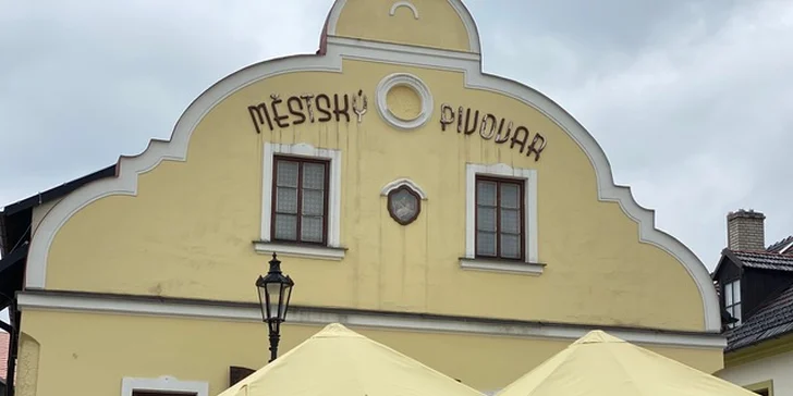 Pro milovníky masa a zlatavého moku: 600 g pečeného kolena a 2 pivní speciály na zapití
