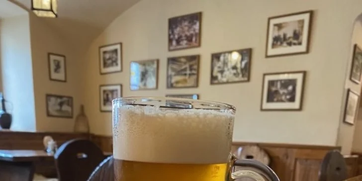Pro milovníky masa a zlatavého moku: 600 g pečeného kolena a 2 pivní speciály na zapití