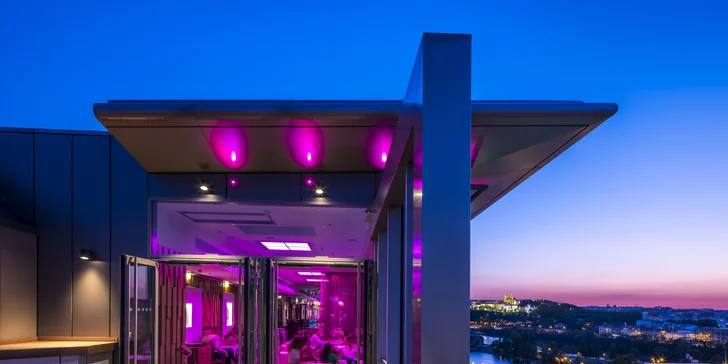 Date Night: 3chodové menu ve sky baru hotelu Hilton Prague s lahví vína a neomezenými nápoji