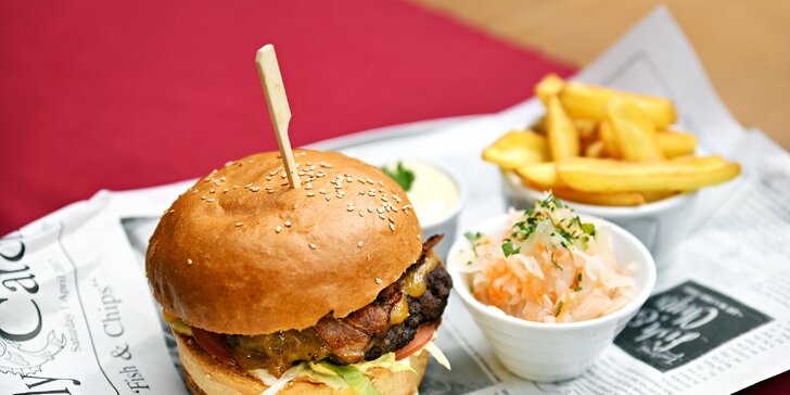Burger podle výběru ze 3 verzí, domácí hranolky, salát a nápoj s výhledem na Karlův most