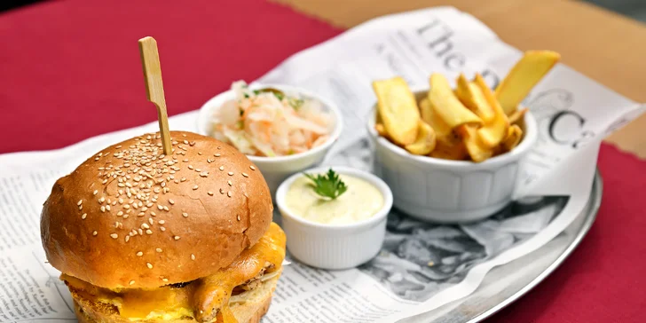 Burger podle výběru ze 3 verzí, domácí hranolky, salát a nápoj s výhledem na Karlův most