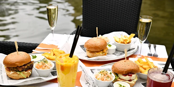 Burger podle výběru ze 3 verzí, domácí hranolky, salát a nápoj s výhledem na Karlův most