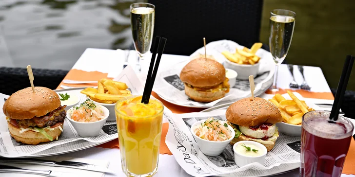 Burger podle výběru ze 3 verzí, domácí hranolky, salát a nápoj s výhledem na Karlův most