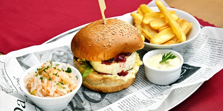 Burger podle výběru ze 3 verzí, domácí hranolky, salát a nápoj s výhledem na Karlův most
