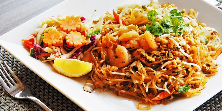 Vyhlášené nudle Pad Thai s hovězím, kuřecím nebo krevetami, dva předkrmy i dezert pro 1 či 2 osoby