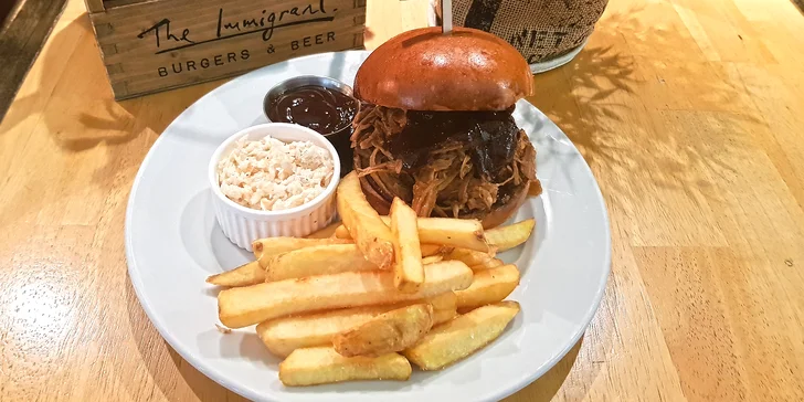 Pořádná bašta pro dva: burger z českého masa, košík domácích hranolků, coleslaw a lívance