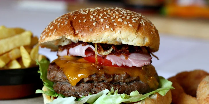 Dva hovězí burgery se slaninou a čedarem i BBQ omáčkou, hranolky a cibulové kroužky
