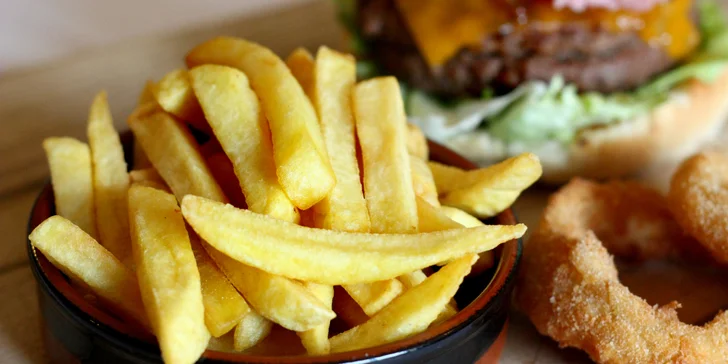 Dva hovězí burgery se slaninou a čedarem i BBQ omáčkou, hranolky a cibulové kroužky