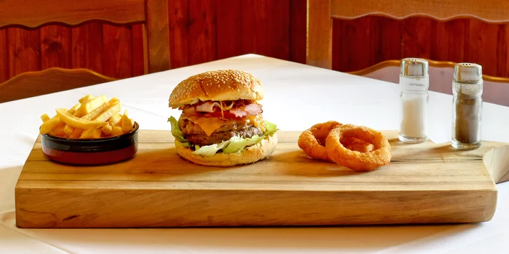 Dva hovězí burgery se slaninou a čedarem i BBQ omáčkou, hranolky a cibulové kroužky