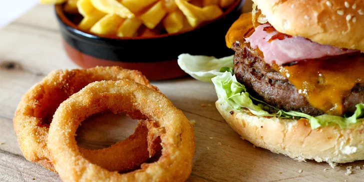 Dva hovězí burgery se slaninou a čedarem i BBQ omáčkou, hranolky a cibulové kroužky