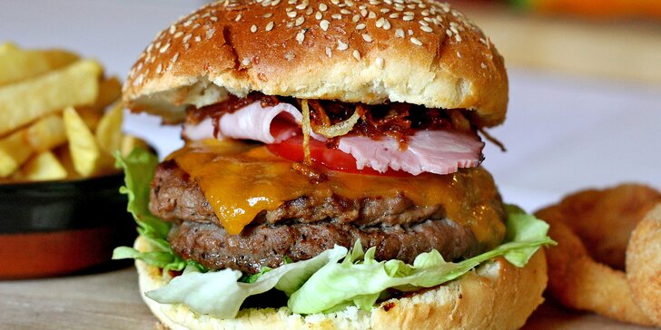 Dva hovězí burgery se slaninou a čedarem i BBQ omáčkou, hranolky a cibulové kroužky