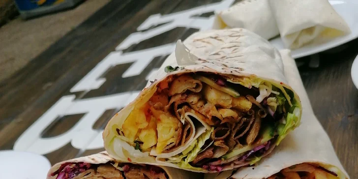 Street box s hranolky, kebab talíř i dürüm s nápojem kousek od Palmovky