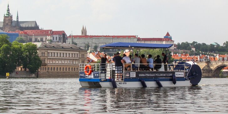 Na šlapací lodi centrem Prahy: 1,5hod. plavba i s pivem na posilněnou, místo pro jednoho i 11 lidí