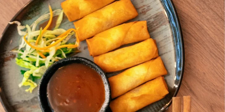 V menu nechybí smažené závitky ani polévka Phở.