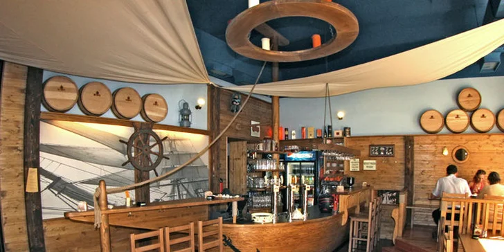 Mix grill: hovězí z anguse, kuřecí i vepřové maso, pivo, omáčky a přílohy