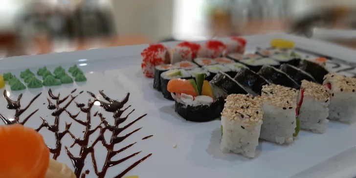 Asijská restaurace v centru Brna: 3 sushi sety a salát z mořských řas