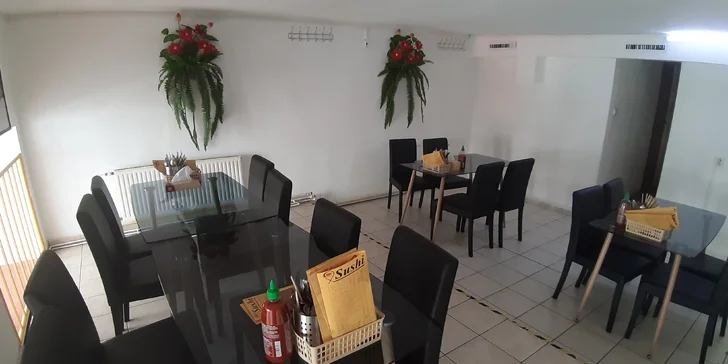 Asijská restaurace v centru Brna: 3 sushi sety a salát z mořských řas