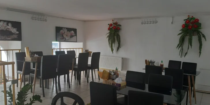 Asijská restaurace v centru Brna: 3 sushi sety a salát z mořských řas