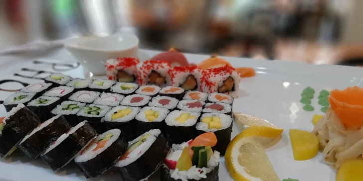 Asijská restaurace v centru Brna: 3 sushi sety a salát z mořských řas
