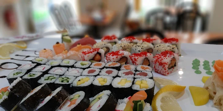 Asijská restaurace v centru Brna: 3 sushi sety a salát z mořských řas