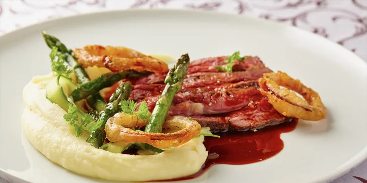 5chodová večeře s lahví vína podávaná v barokní zahradě restaurace Le Grill pro 2 osoby