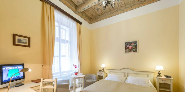 Historický hotel u Staromáku: až 5 nocí na úrovni, snídaně, drink a 60 min. v loďce na Vltavě