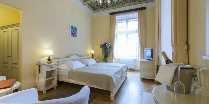 Historický hotel u Staromáku: až 5 nocí na úrovni, snídaně, drink a 60 min. v loďce na Vltavě