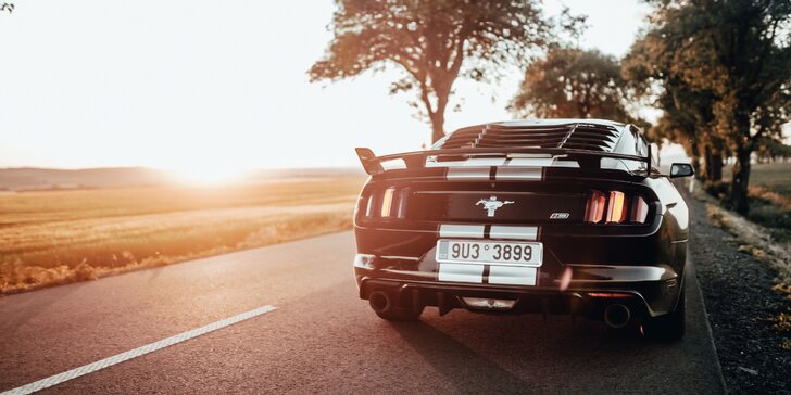Zajeďte si ve Fordu Mustang: jízdy na 15–60 min. se zkušeným instruktorem